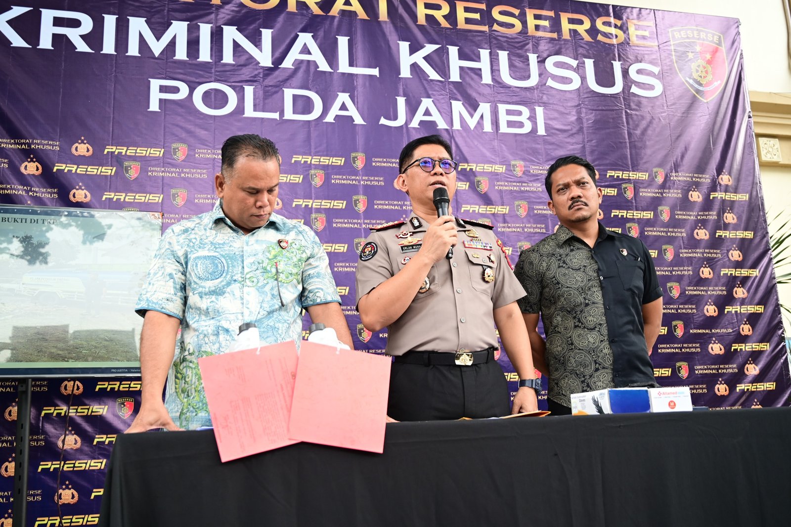 alt="Kabid Humas Polda Jambi Kombes Pol Erlan Munaji berbicara di depan mikrofon didampingi Kombes Taufik Nurmandia menunjukkan barang bukti"