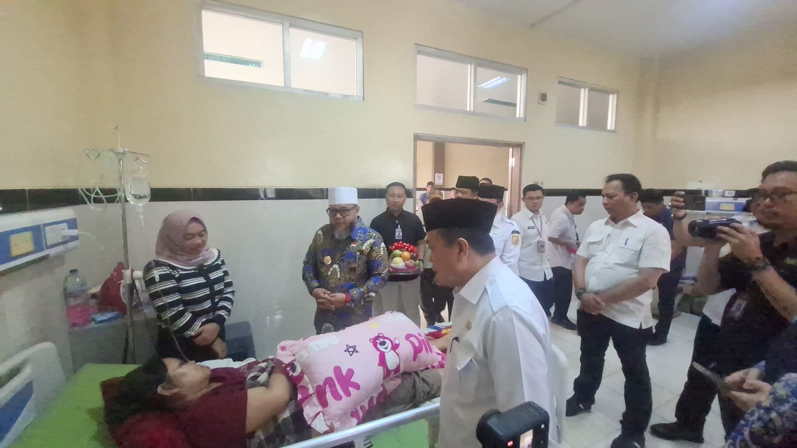 alt="Gubernur Jambi Al Haris dan Gubernur Bengkulu Helmi Hasan berjalan bersama menyusuri koridor rumah sakit didampingi direksi"