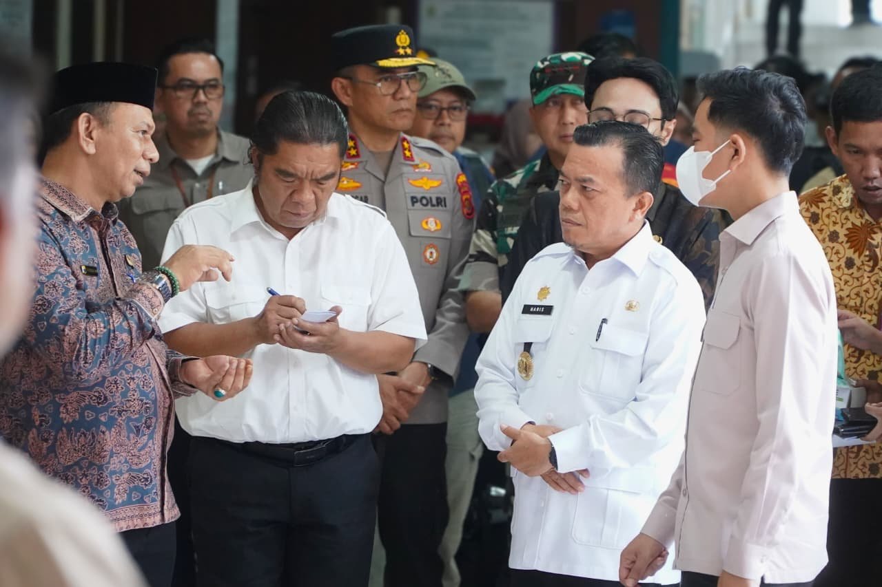 alt="Wakil Presiden Gibran Rakabuming Raka berjalan berdampingan dengan Gubernur Jambi Al Haris di koridor rumah sakit"
