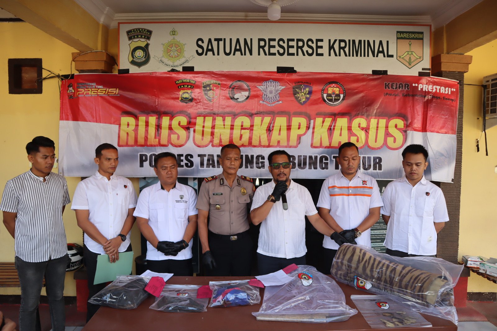 alt="Selembar kulit harimau sumatera asli utuh digelar di atas meja barang bukti oleh penyidik Satreskrim"