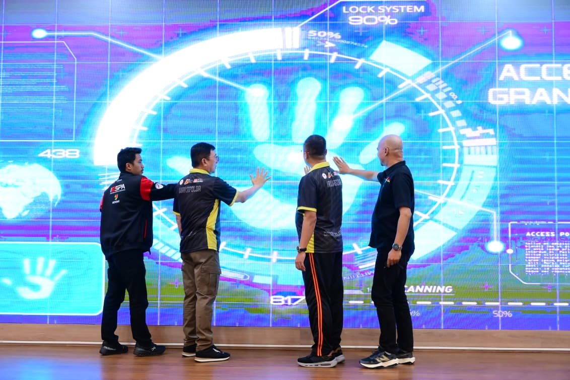 alt="Wakapolda Jambi Brigjen Pol Benny Ali didampingi PJU Polda Jambi saat memberikan arahan di podium"