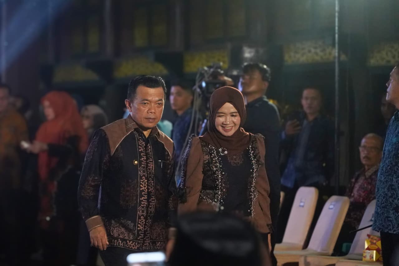 alt="Kain Batik Incung khas Sungai Penuh dipajang di etalase anjungan Taman Mini Melayu Jambi"