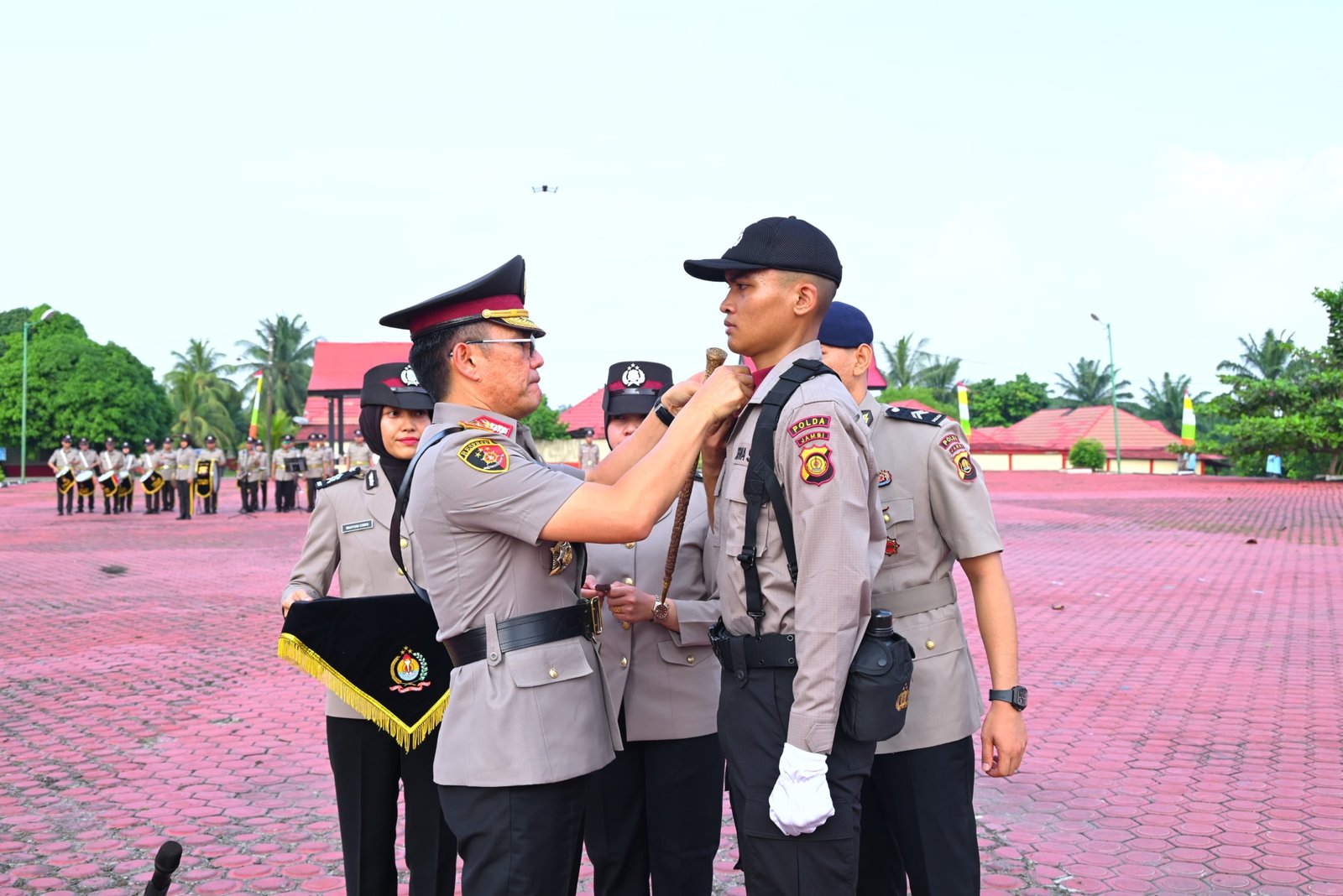 alt="Kapolda Jambi Irjen Pol Krisno H Siregar menyematkan tanda pangkat siswa kepada perwakilan siswa Diktukba 2026"