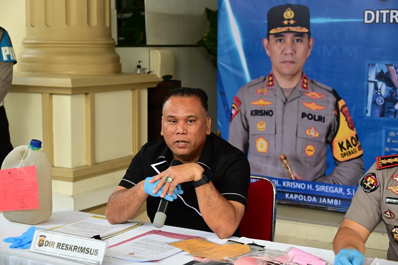 alt="Direktur Reserse Kriminal Khusus Polda Jambi Kombes Pol Taufik Nurmandia memberikan keterangan pers terkait pencegahan karhutla"