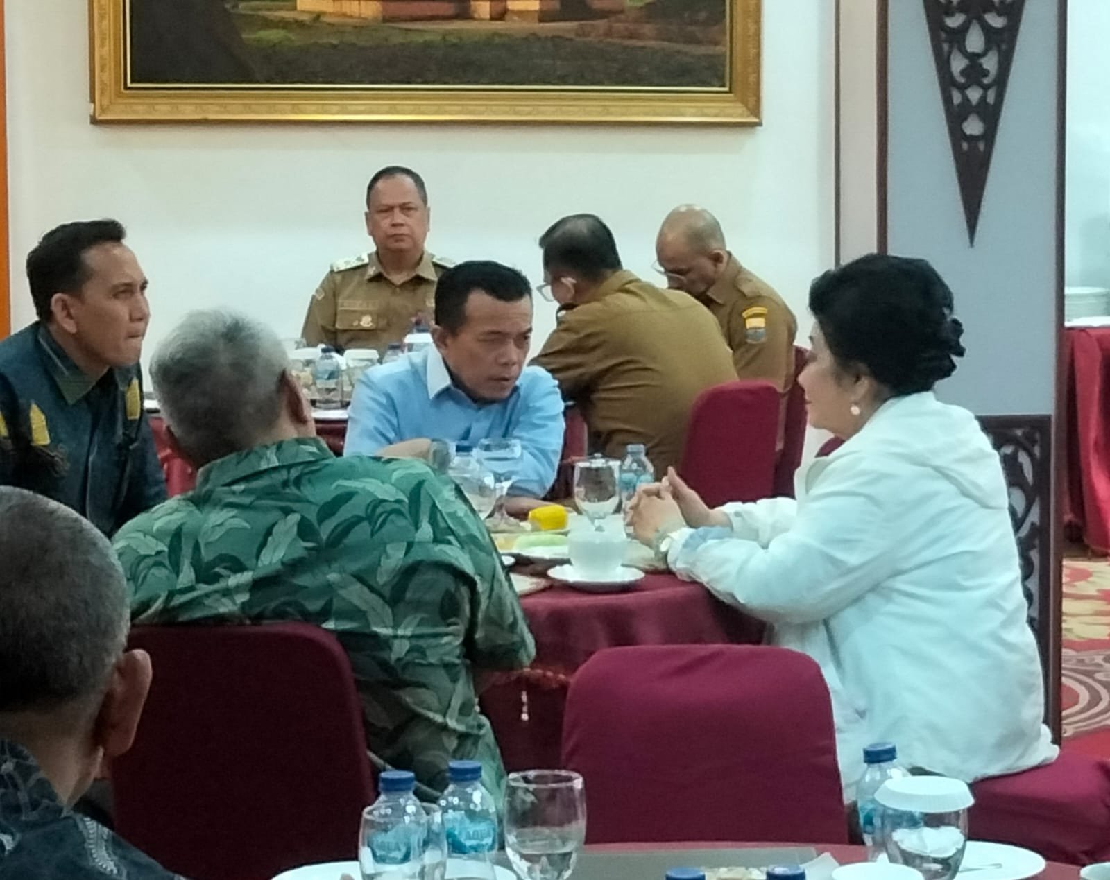 alt="Gubernur Jambi Al Haris bersalaman dengan Ketua Umum DPP WALUBI Siti Hartati Murdaya di ruang tamu Rumah Dinas"