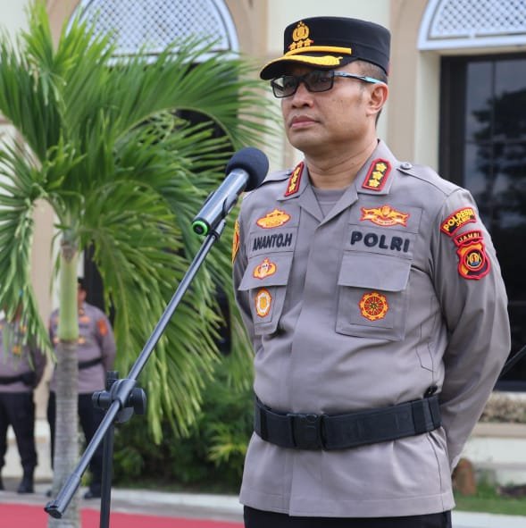 alt="Kapolresta Jambi Kombes Pol Ananto Herlambang memberikan arahan mengenai pentingnya layanan darurat 110"
