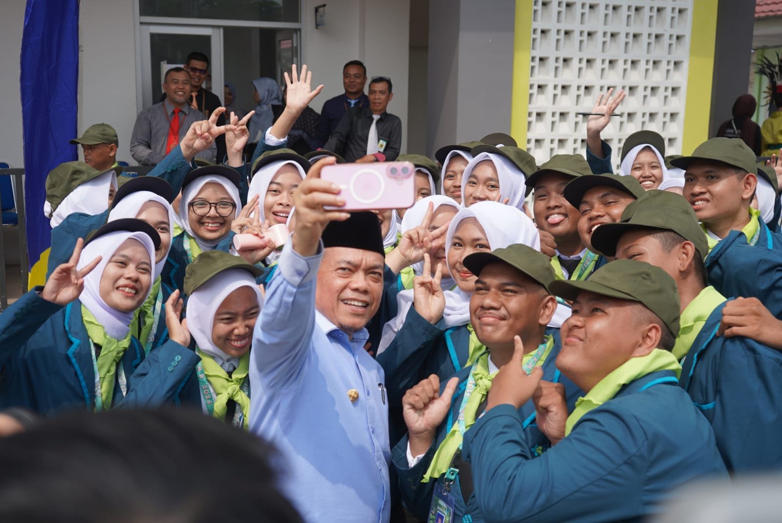 alt="Gubernur Jambi Al Haris memberikan sambutan di atas mimbar pada upacara pembukaan PKKMB Poltekkes Jambi"