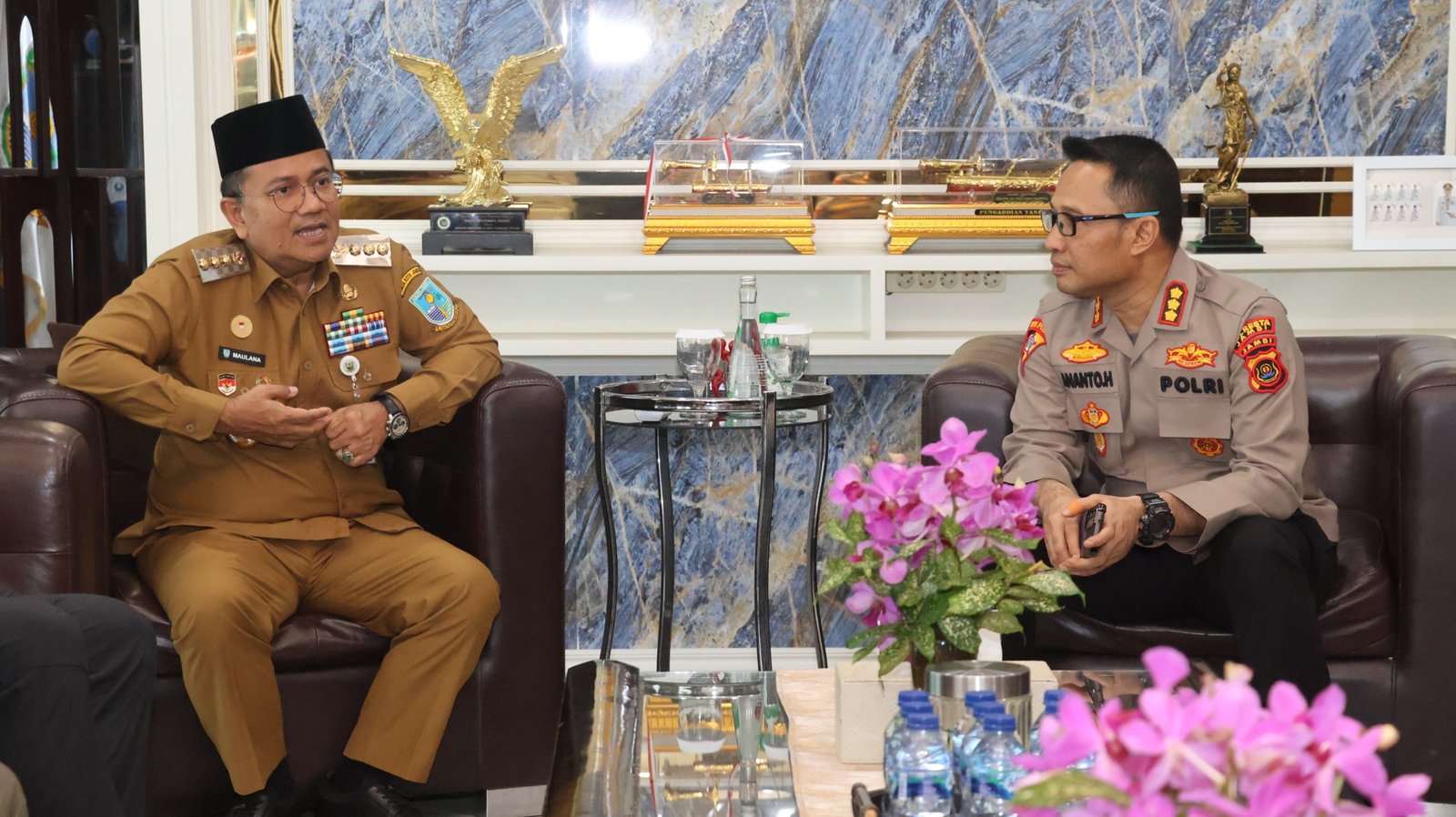 alt="Kapolresta Jambi Kombes Pol Ananto Herlambang berbincang akrab dengan Walikota Jambi Maulana di ruang kerja Pemkot"
