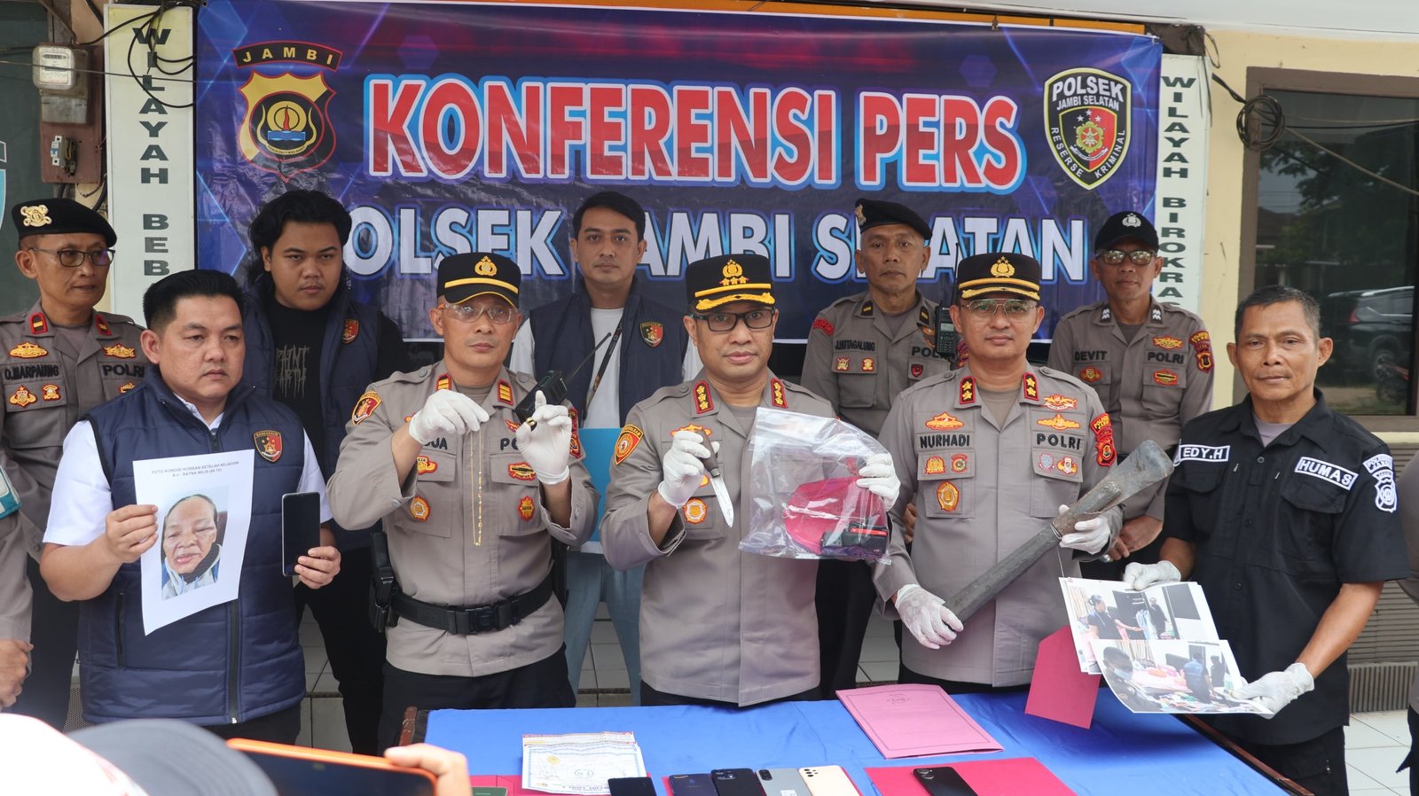 alt="Kapolresta Jambi Kombes Pol Ananto Herlambang menunjukkan barang bukti perhiasan emas hasil curas"