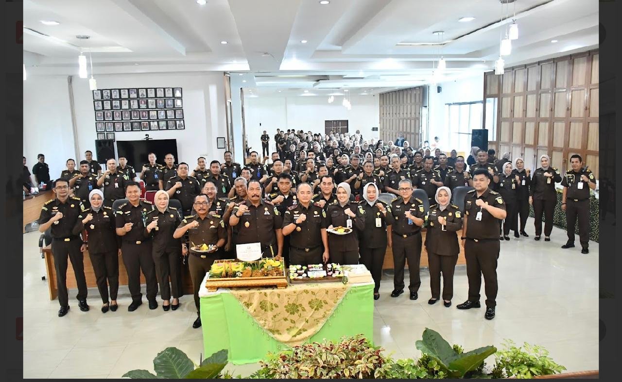 alt="Jajaran pejabat Kejati Jambi melakukan pemotongan tumpeng dalam syukuran HBA ke-66 secara khidmat"