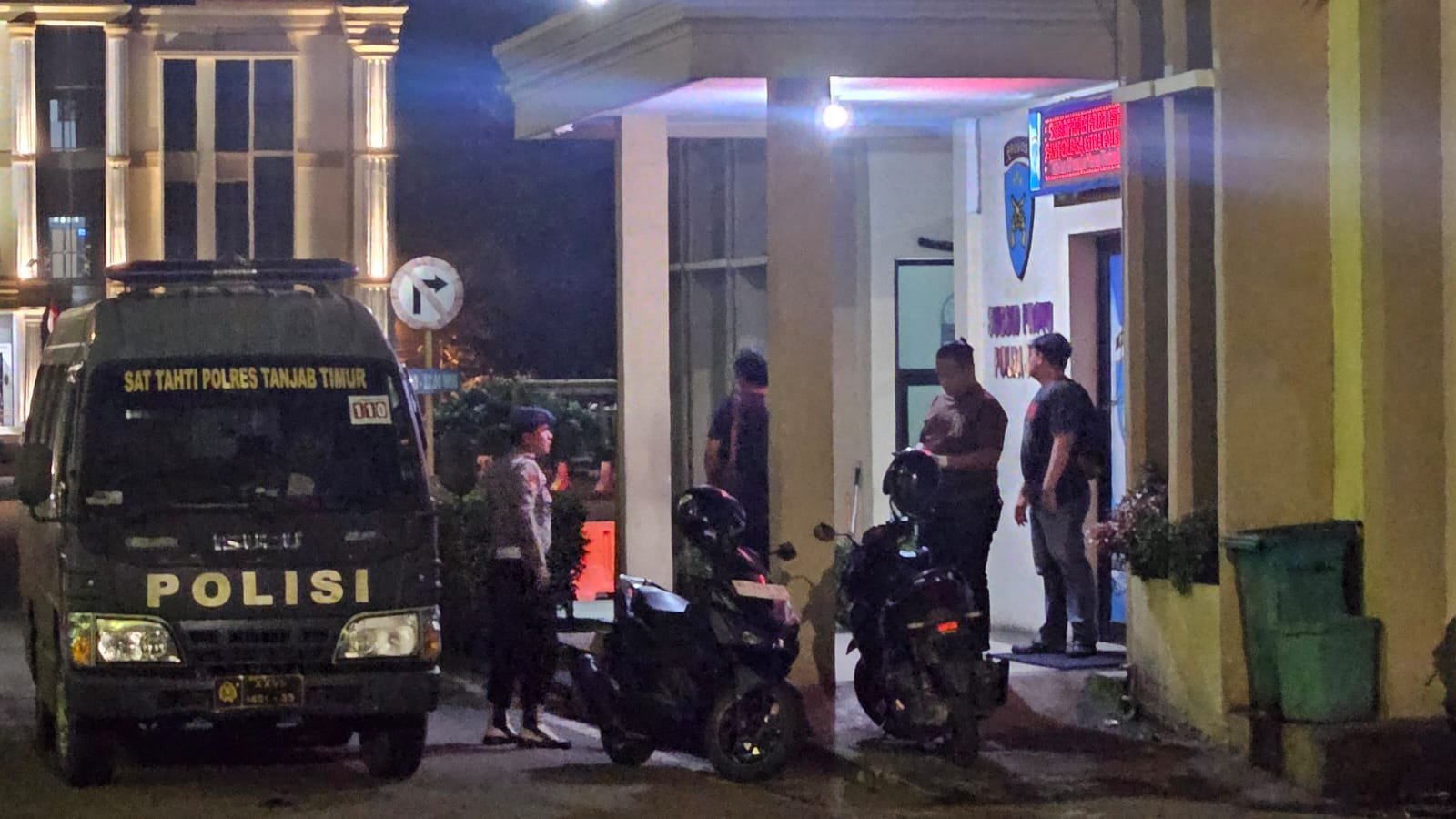 alt="Para saksi tewasnya Brigadir EWS turun dari mobil tahanan Polres Tanjabtim di Mapolda Jambi malam hari"