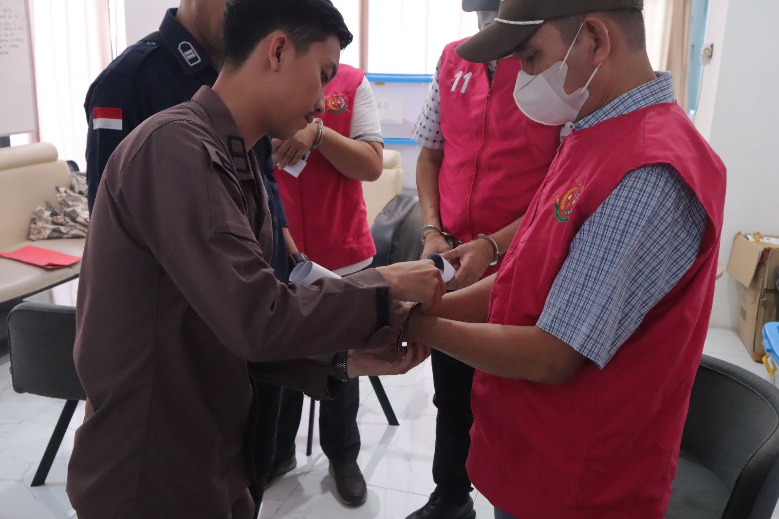 alt="Petugas Kejaksaan Negeri Jambi memeriksa dokumen 97 barang bukti korupsi Dinas Pendidikan Provinsi Jambi"