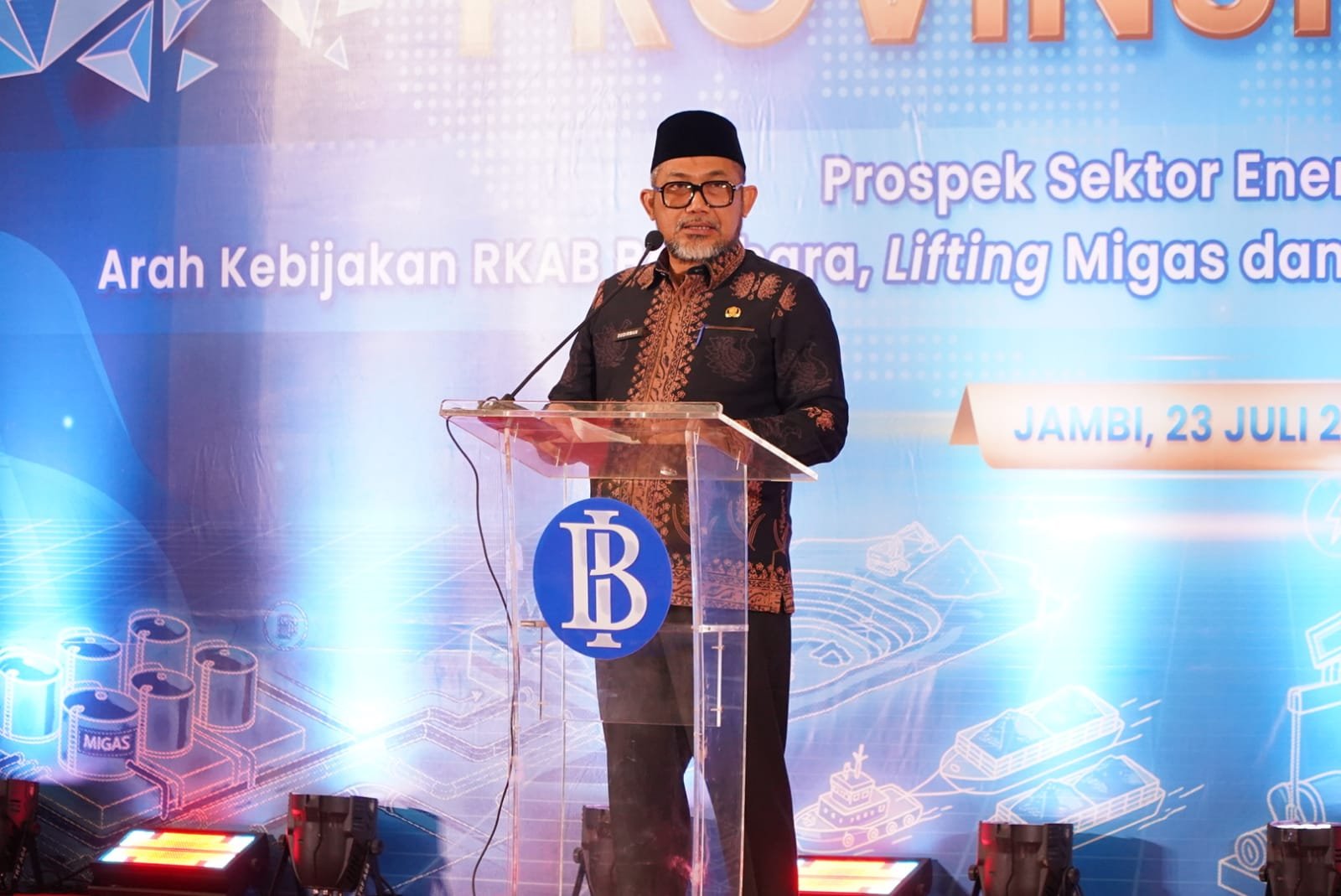 alt="Sekretaris Daerah Jambi Sudirman memberikan keterangan pers usai menghadiri forum ekonomi di Swiss Belhotel Jambi"