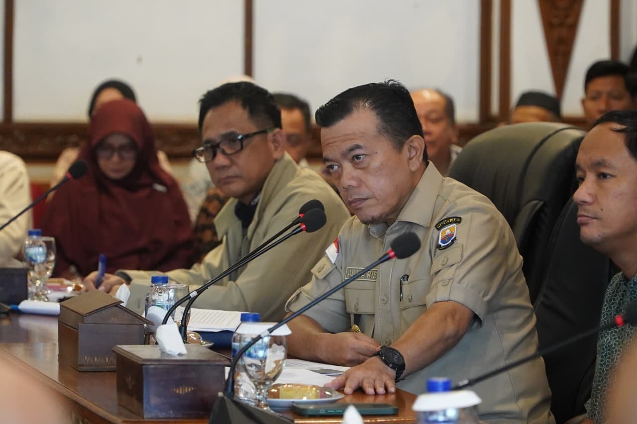 alt="Gubernur Jambi Al Haris memberikan arahan dalam rapat koordinasi tol Jambi Rengat di auditorium"