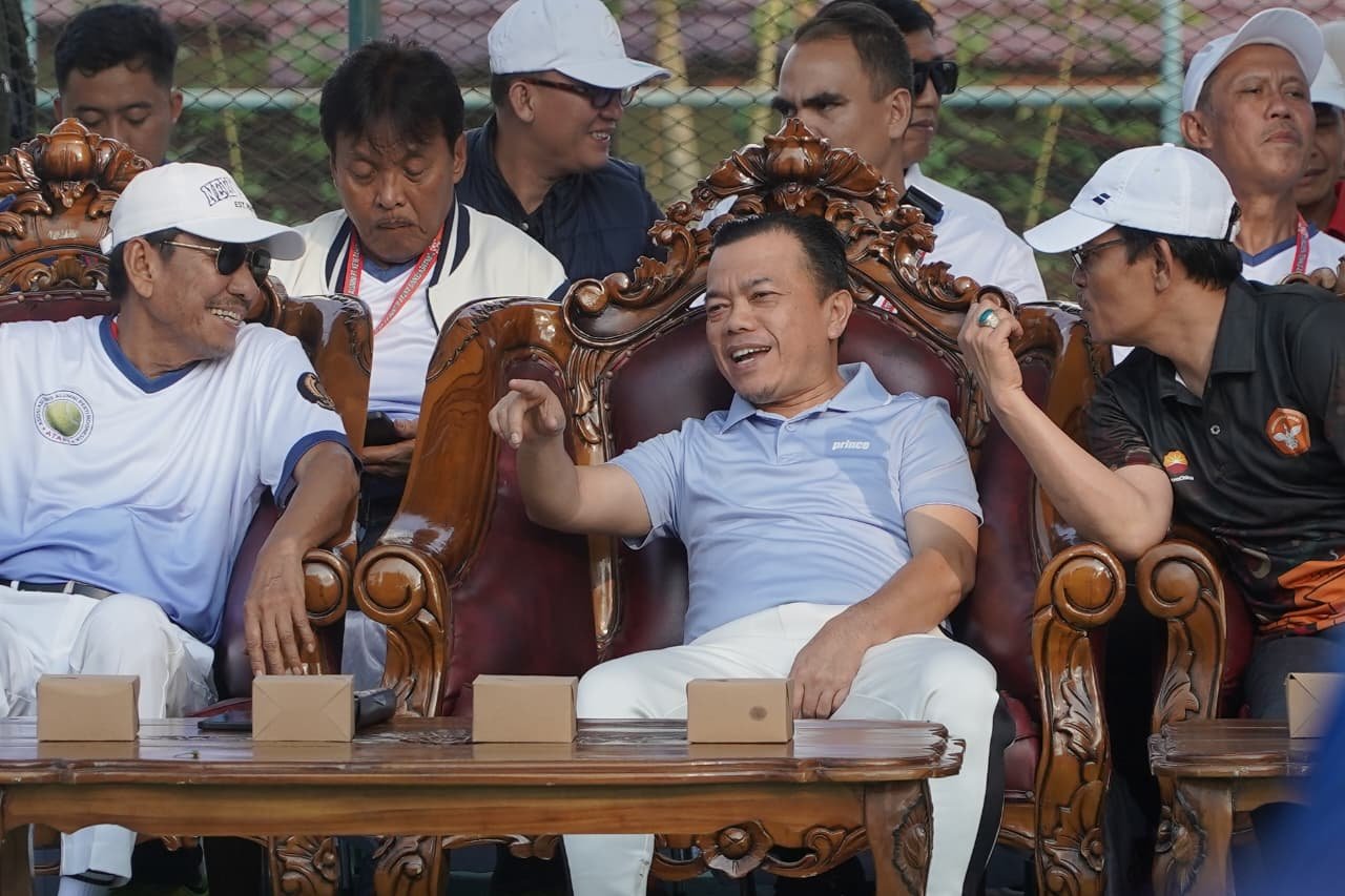 alt="Gubernur Jambi Al Haris bersama Rektor UNJA Helmi melepas balon ke udara tanda dibukanya turnamen tenis"