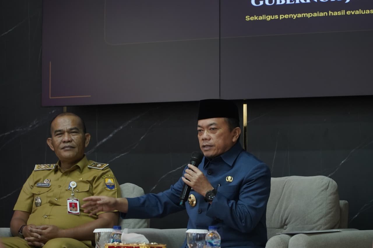 alt="Gubernur Jambi Al Haris memberikan piagam penghargaan SAKIP kepada perwakilan kepala OPD di Jambi"