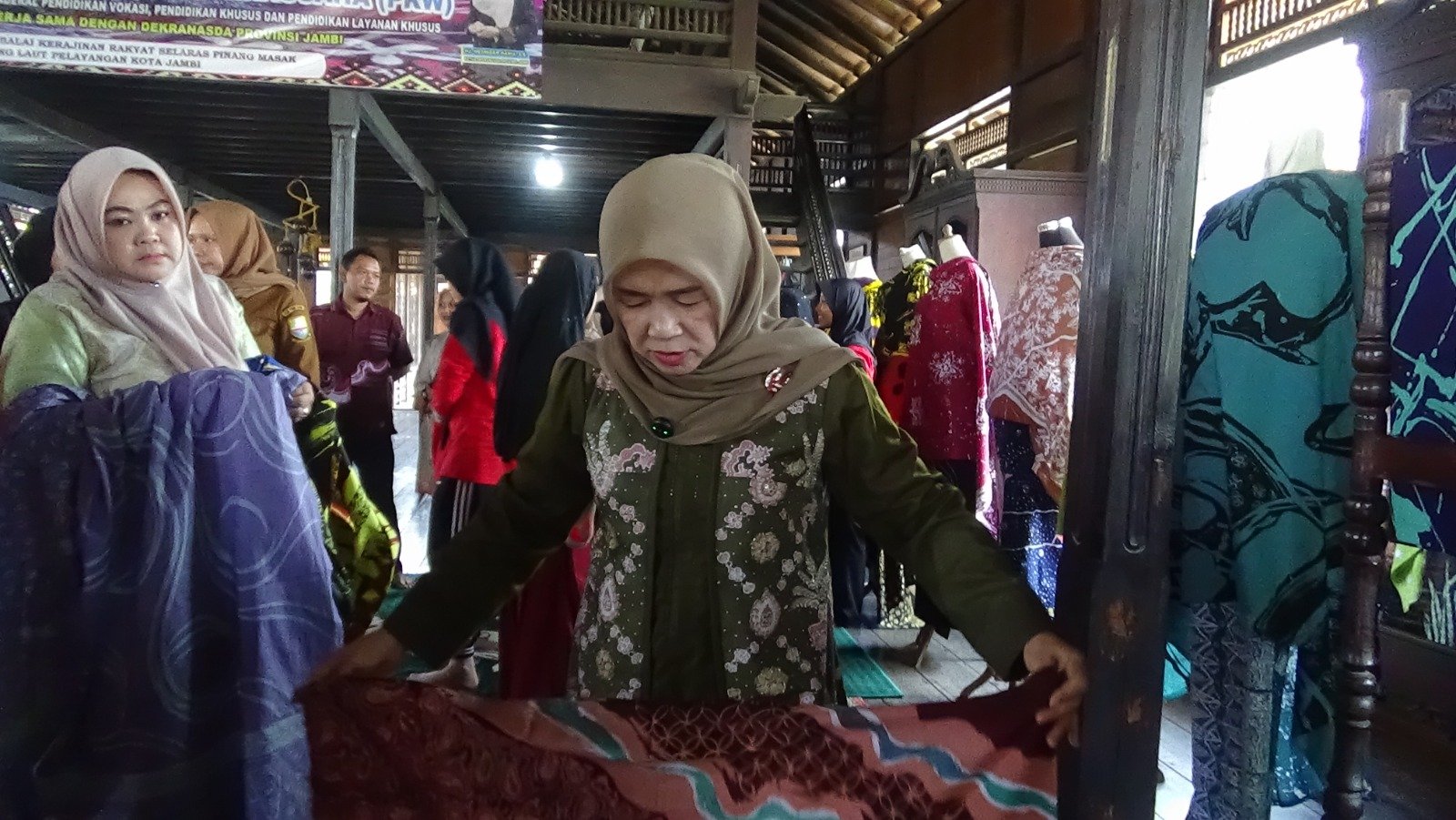 alt="Ketua Dekranasda Provinsi Jambi Hesti Haris melihat kain batik kontemporer hasil karya peserta pelatihan di Mudung Laut"