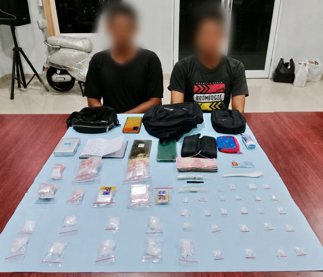 alt="Barang bukti ratusan butir ekstasi timbangan digital dan plastik klip sabu dipajang di atas meja rilis BNN"