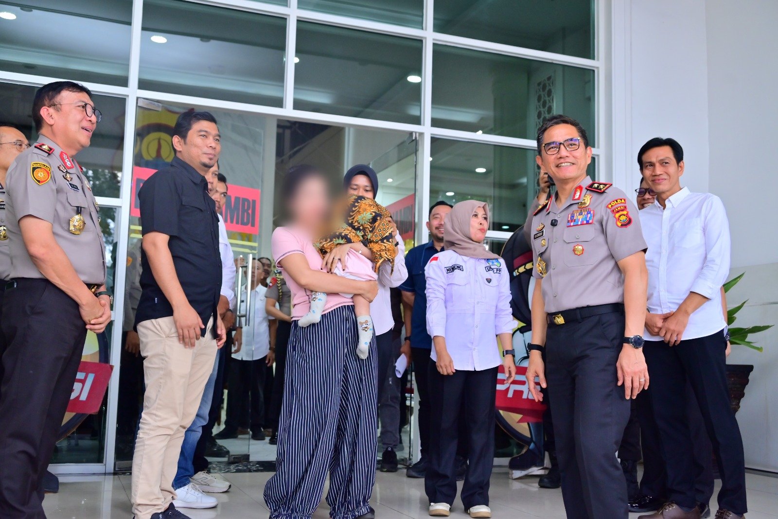 alt="Kapolda Jambi Irjen Pol Krisno H Siregar berbicara di podium didampingi Bupati Batang Hari saat rilis TPPO"