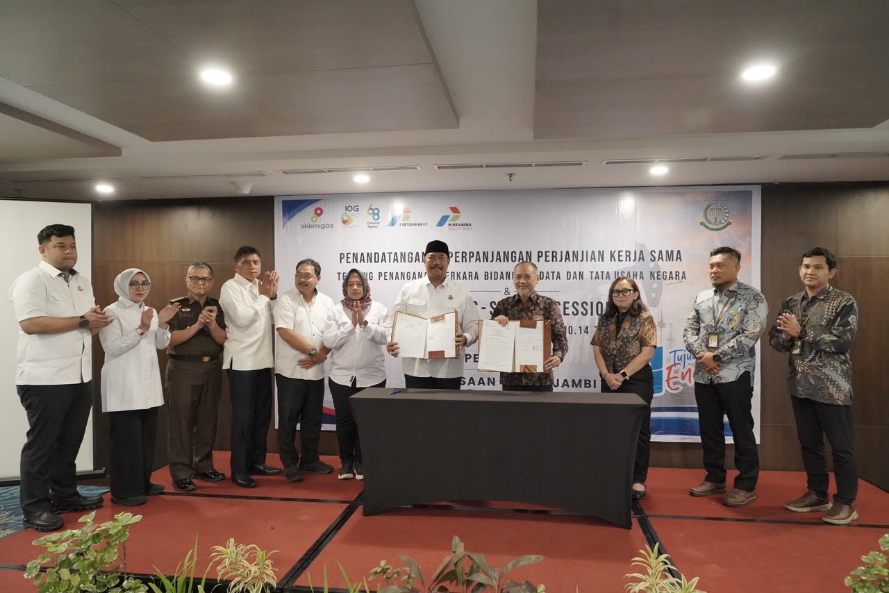alt="Kepala Kejaksaan Tinggi Jambi Sugeng Hariadi menandatangani dokumen perjanjian kerja sama bersama GM Pertamina EP Meyfredi"