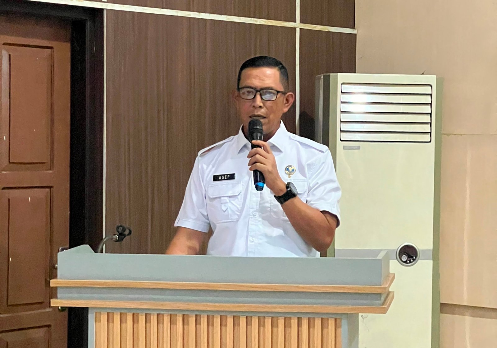 alt="Kepala BNNP Jambi Brigjen Pol Asep Saepudin berdiri di podium Aula Kesbangpol menjelaskan bahaya vape zombie etomidate"