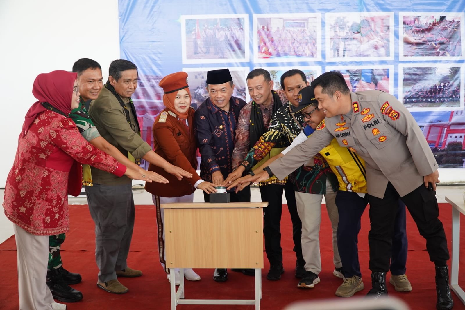alt="Gubernur Jambi Al Haris berdiri di podium memberikan arahan pada pembukaan MPLS Sekolah Rakyat Terintegrasi"