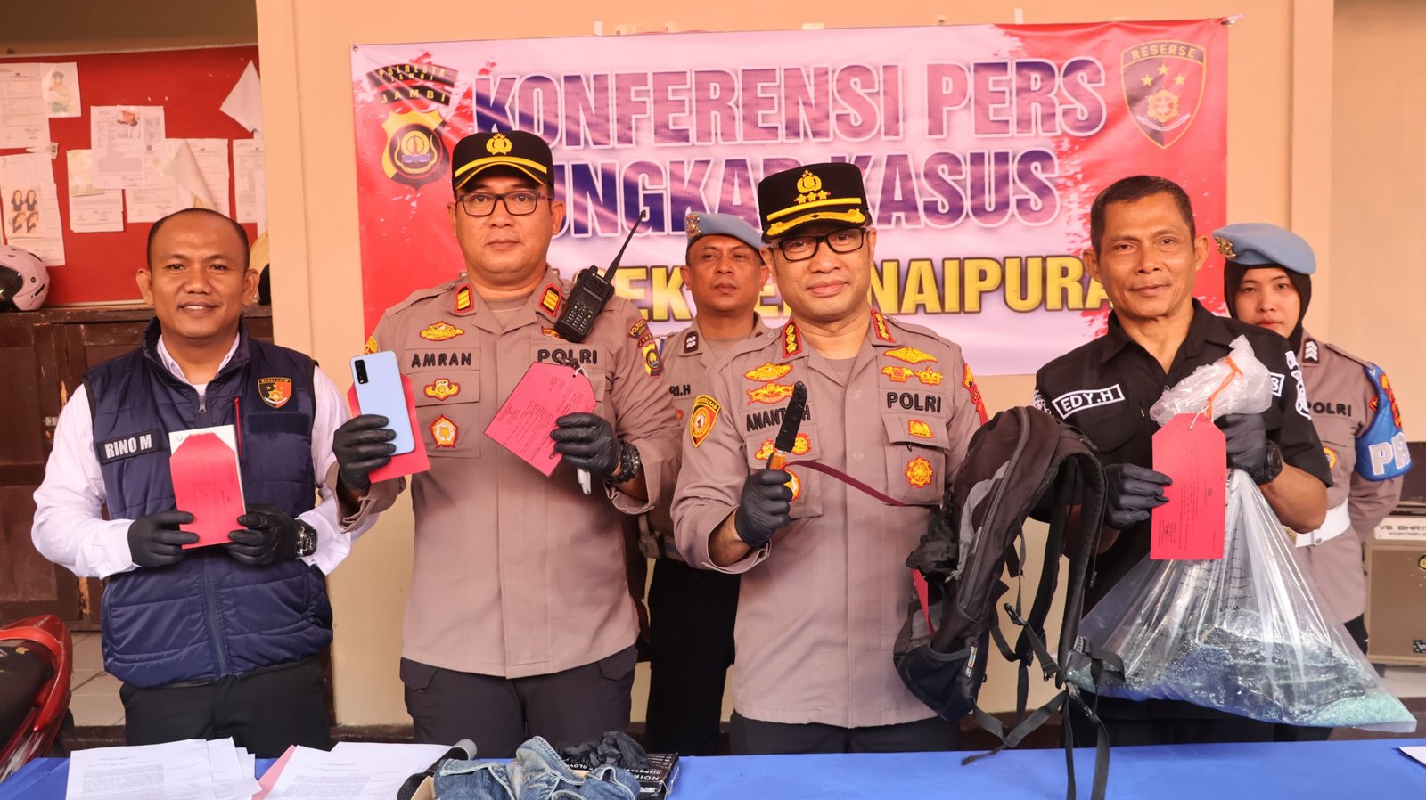 alt="Personel Tim Opsnal Polsek Telanaipura mengawal ketat tersangka SP pria paruh baya berbaju tahanan"