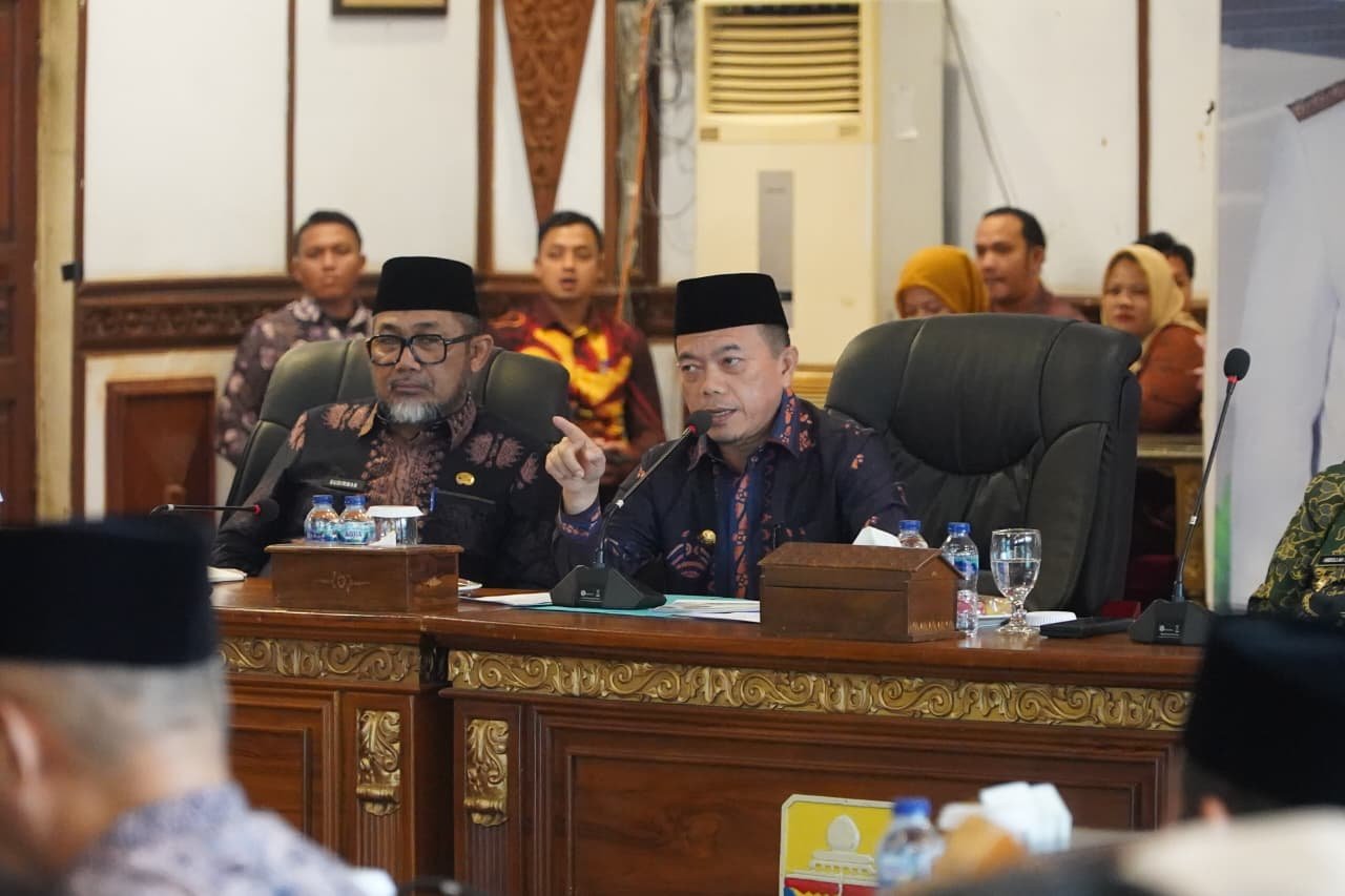 alt="Gubernur Jambi Al Haris berbicara menggunakan mikrofon di depan mimbar Auditorium Rumah Dinas"