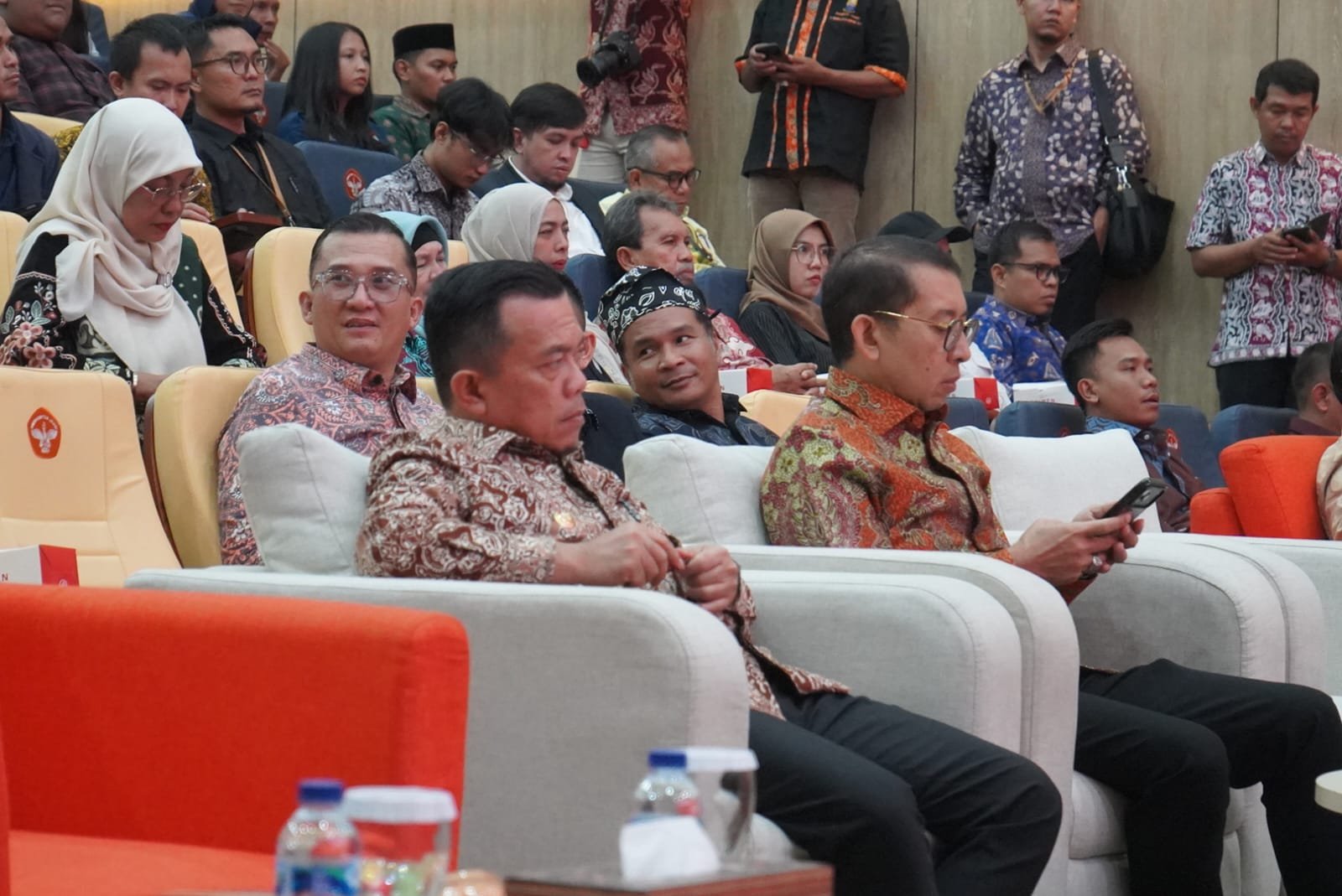 alt="Gubernur Jambi Al Haris duduk bersama Menteri Kebudayaan Fadli Zon di panggung Auditorium Graha Singadekane UNJA"