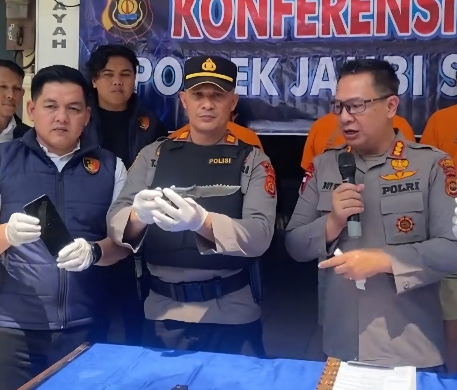 alt="Kapolresta Jambi Kombes Pol Boy Sutan Binanga Siregar memberikan keterangan pers didampingi Kapolsek Jambi Selatan AKP Taroni Zebua"