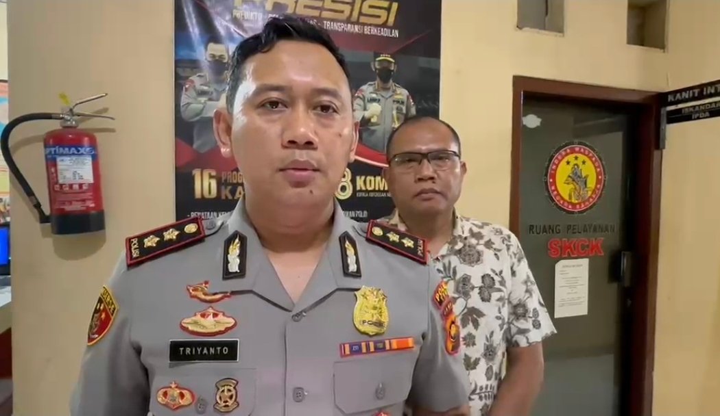 alt="Kapolres Tebo AKBP Triyanto memberikan keterangan pers di depan mapolres didampingi jajaran satreskrim"
