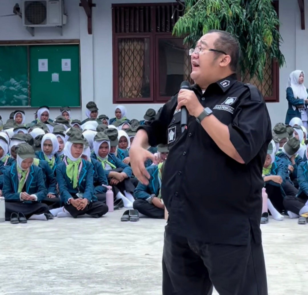 alt="Kepala Seksi Penerangan Hukum Kejati Jambi Noly Wijaya memberikan pemaparan bela negara di depan mahasiswa"