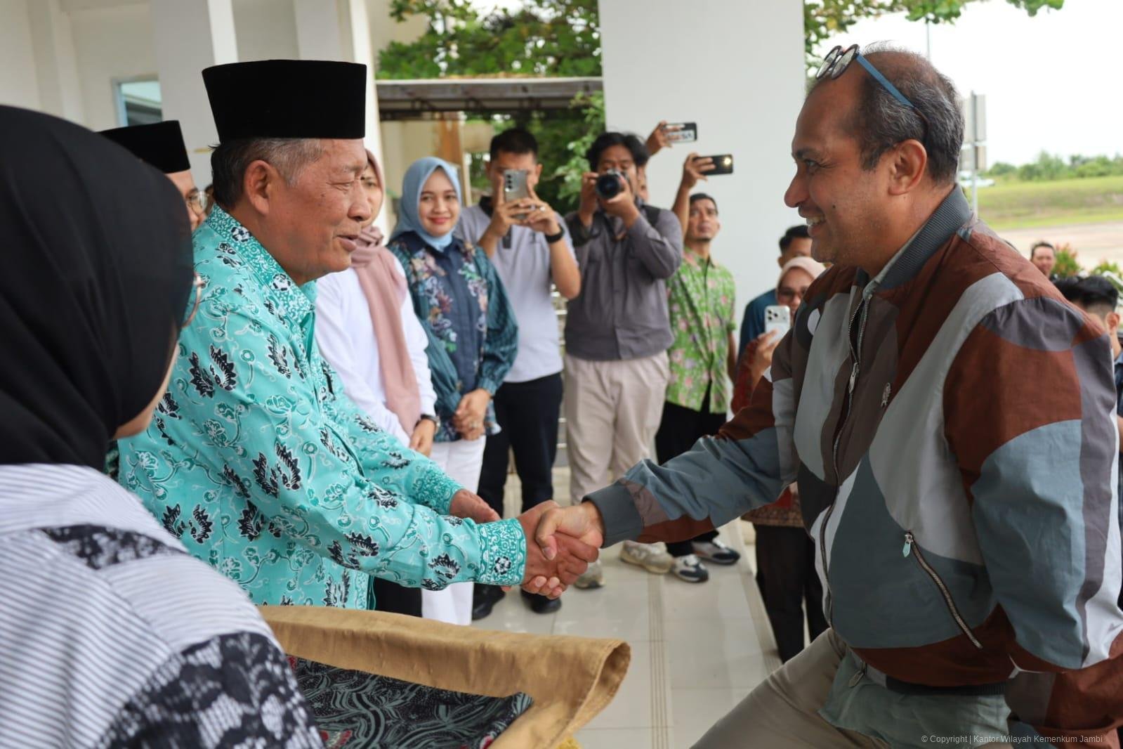 alt="Wakil Gubernur Jambi Abdullah Sani bersalaman erat menyambut Wakil Menteri Hukum Edward Omar Sharif Hiariej di VIP Bandara"