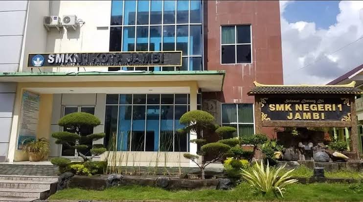 alt="Kepala SMKN 1 Kota Jambi Repreanis saat memberikan keterangan pers terkait isu pungli dan diskualifikasi laptop"