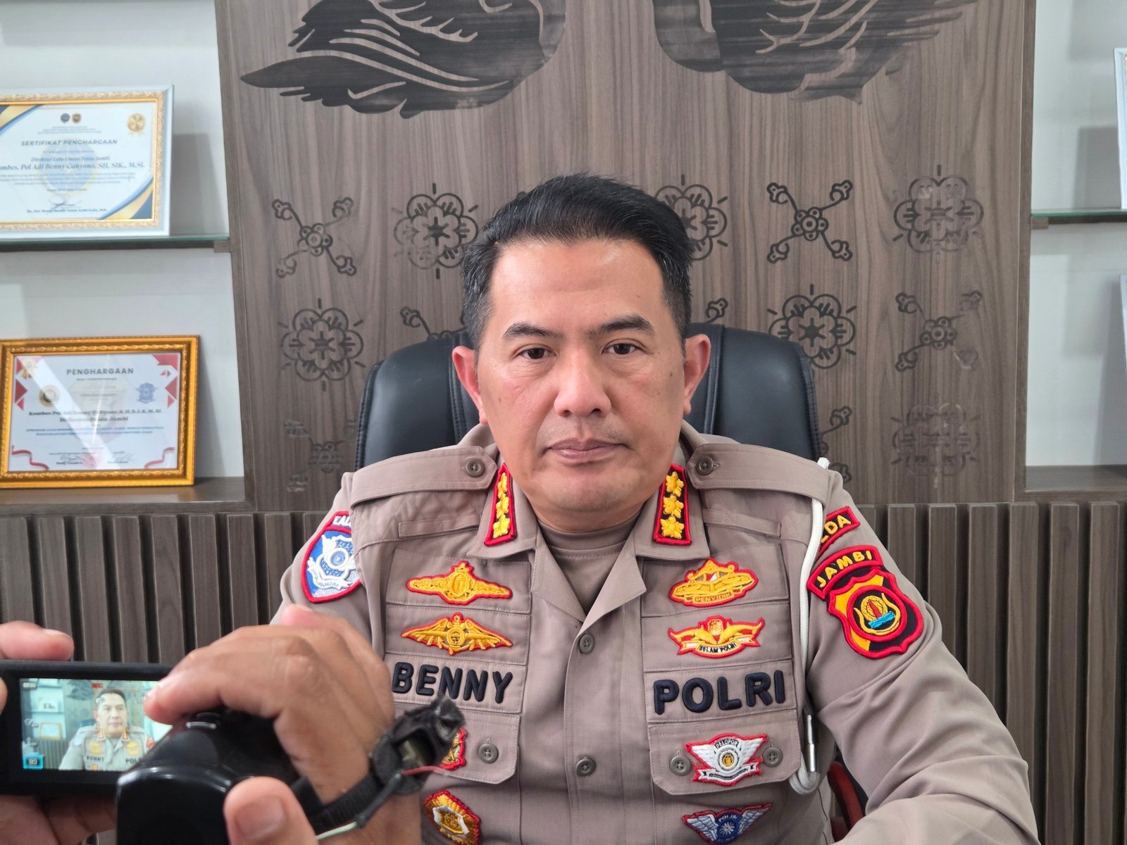 alt="Personel Ditlantas Polda Jambi membagikan masker gratis kepada pengendara akibat kabut asap karhutla"