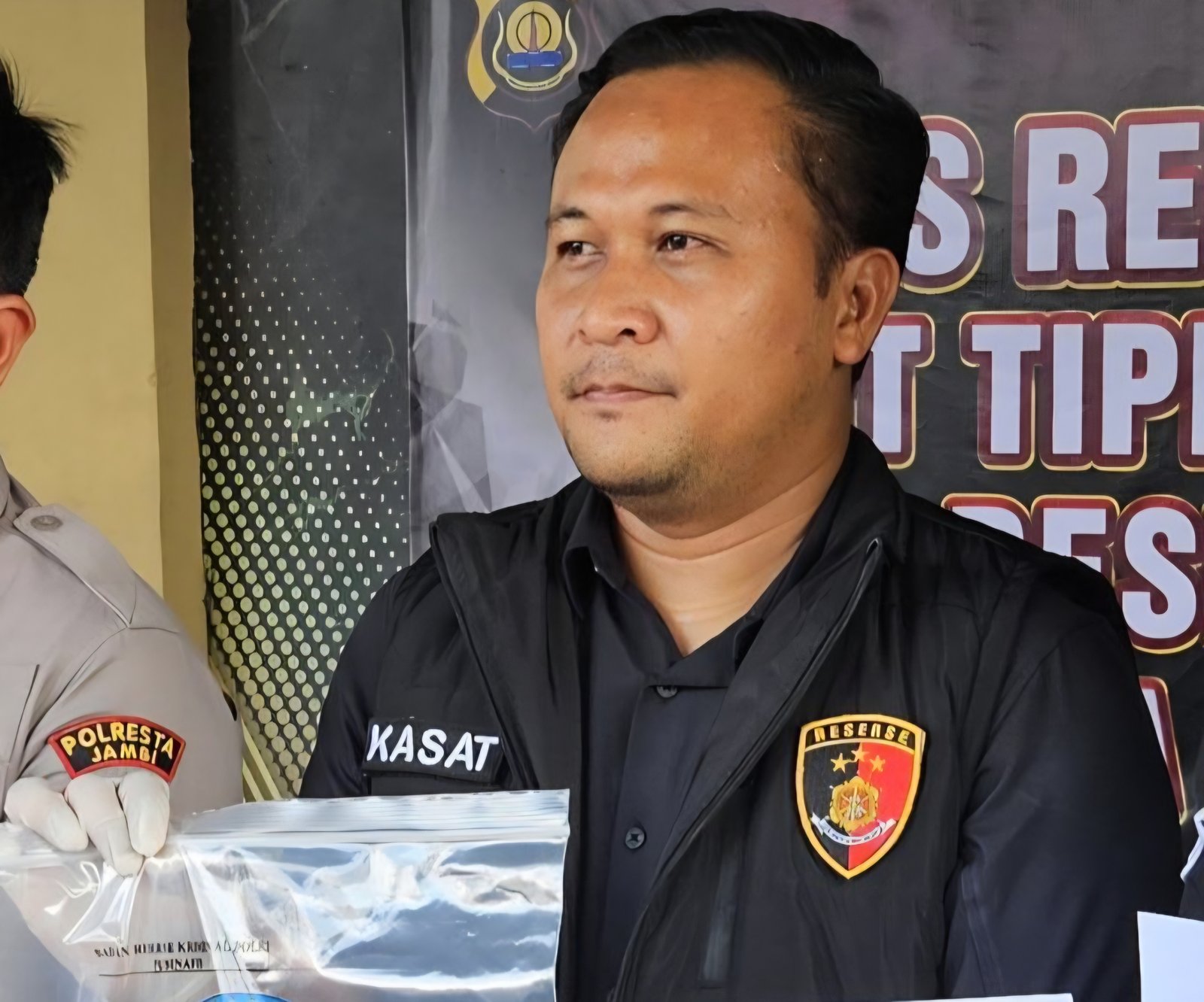 alt="Kasatreskrim Polresta Jambi AKP Husni Abda memberikan rilis kasus perkelahian pelajar SMP 17 Kota Jambi"