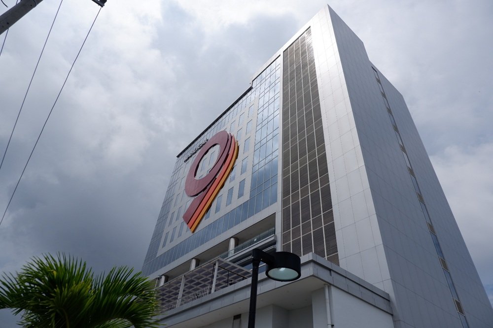 alt="Tampak depan gedung baru KCU Bank Jambi yang modern di kawasan Simpang BI Telanaipura Kota Jambi"