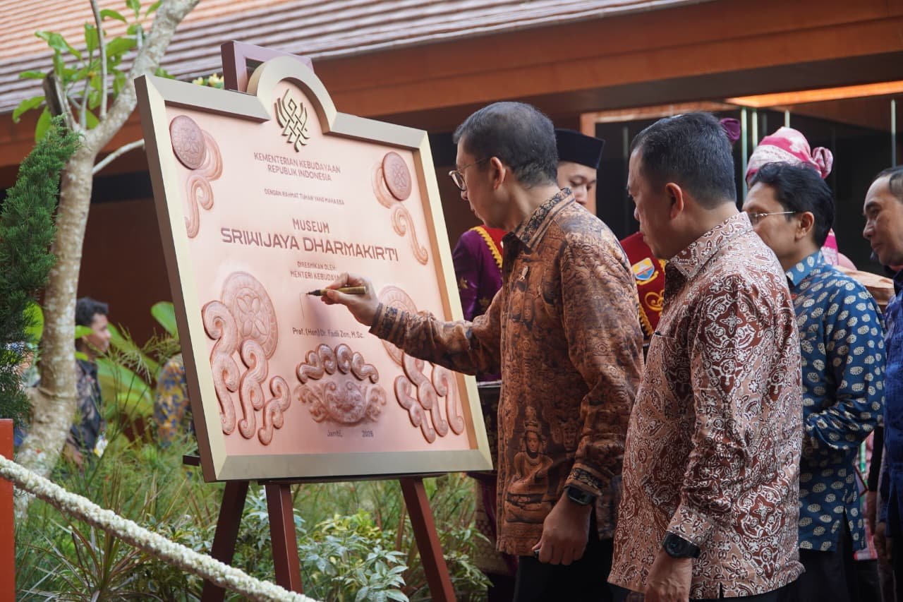alt="Gubernur Jambi Al Haris bersama Menteri Kebudayaan Fadli Zon meresmikan bangunan Museum Sriwijaya Dharmakirti"