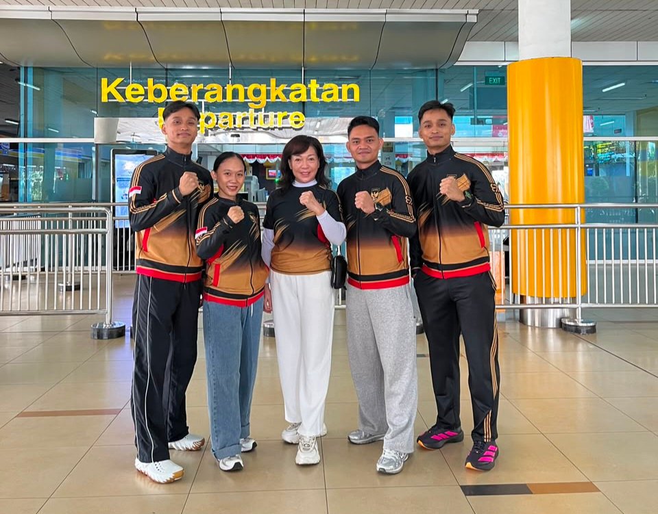 alt="Tiga pesenam putra Jambi berpose mengenakan jaket tim nasional Indonesia merah putih"