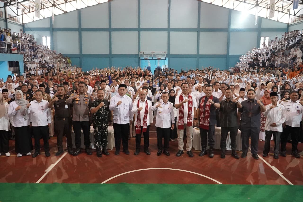alt="Gubernur Jambi Al Haris memberikan sambutan pada sosialisasi pencegahan radikalisme dan narkoba di GOR Serunai Bungo"