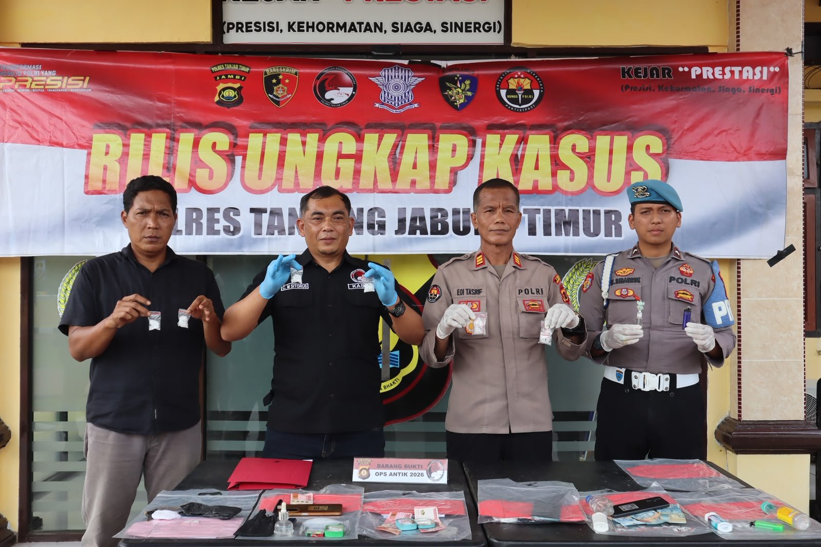 alt="Kasat Resnarkoba Polres Tanjung Jabung Timur AKP Charles Motara Sitorus menunjukkan barang bukti narkoba"