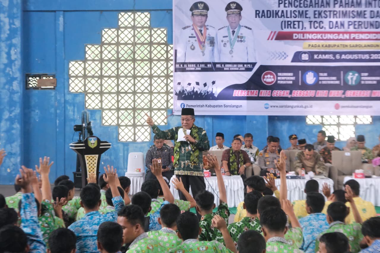 alt="Wakil Gubernur Jambi Abdullah Sani memberikan sambutan pada sosialisasi pencegahan radikalisme di GOR Sarolangun"