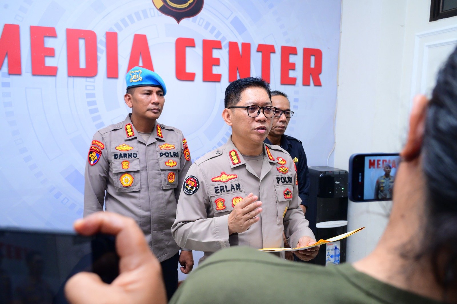 alt="Kabid Humas Polda Jambi Kombes Pol Erlan Munaji memberikan keterangan pers terkait penanganan kasus penipuan rekrutmen Bintara"