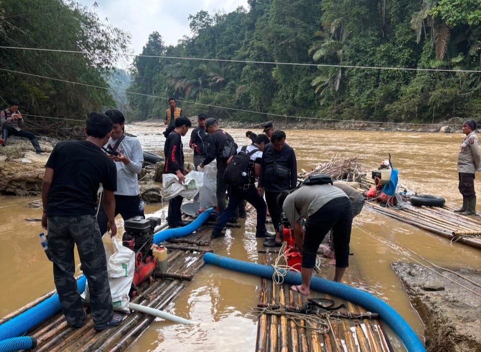 alt="Barang bukti mesin kompresor dan selang PETI yang diamankan AKP Syahril Haryono dan AKP Epy Koto di Muara Karing"