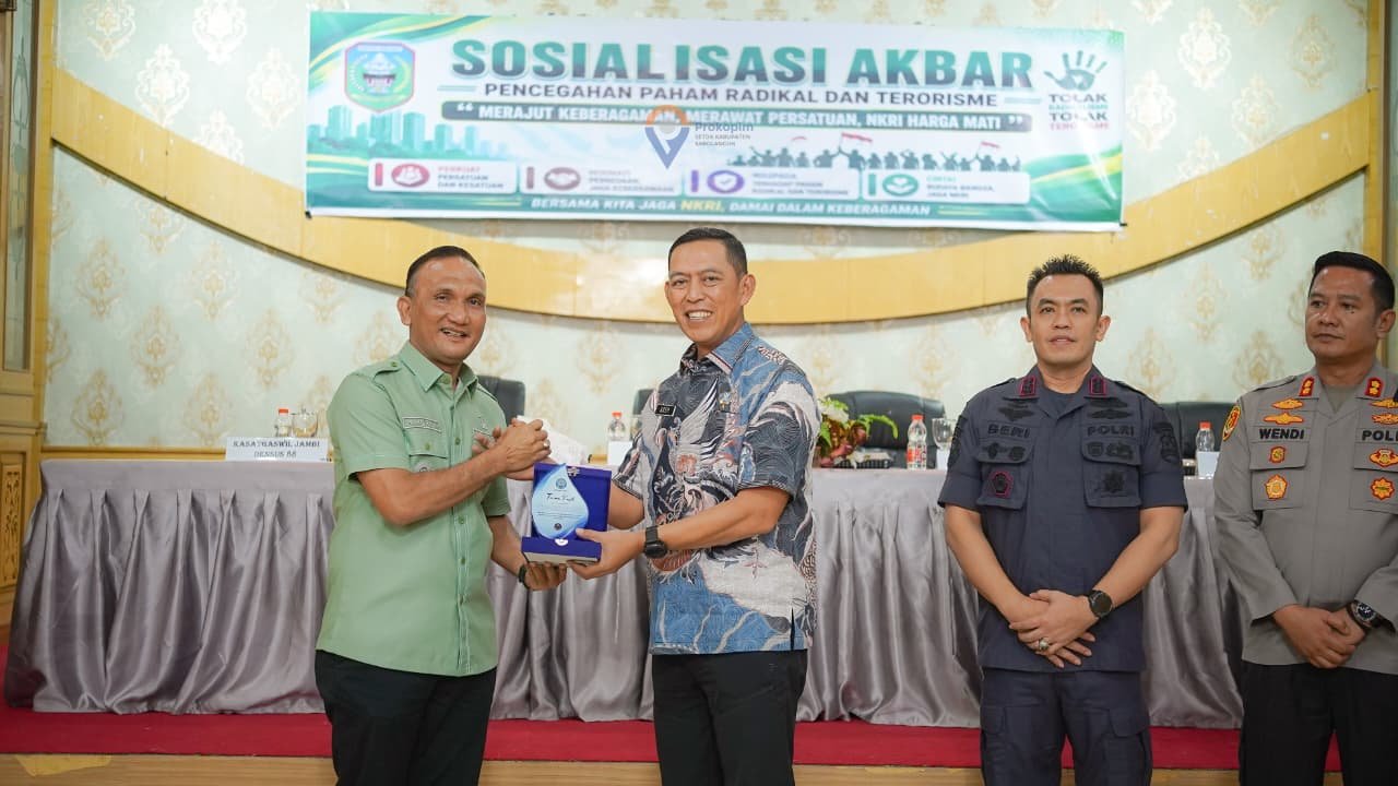 alt="Kepala BNNP Jambi Asep Saepudin menyerahkan piagam penghargaan P4GN kepada Bupati Sarolangun Hurmin"