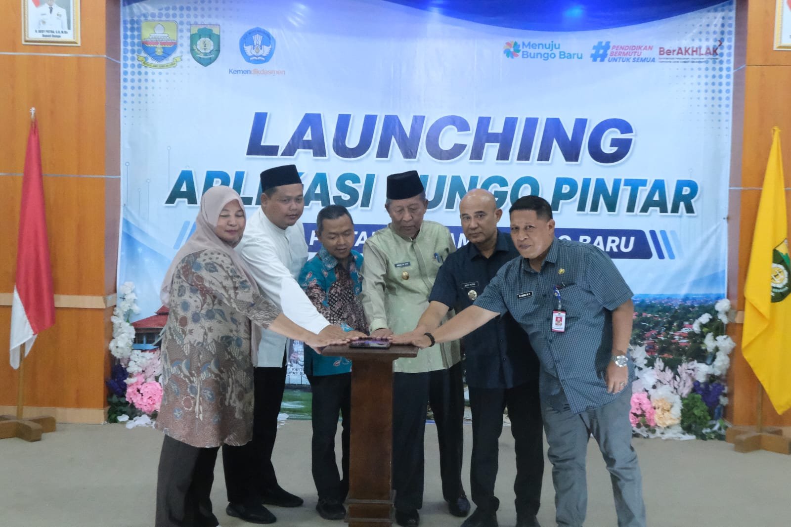 alt="Wamen Dikdasmen Fajar Riza Ul Haq bersama Wagub Jambi Abdullah Sani dan Bupati Bungo Dedy Putra menekan tombol peluncuran Aplikasi Bungo Pintar"