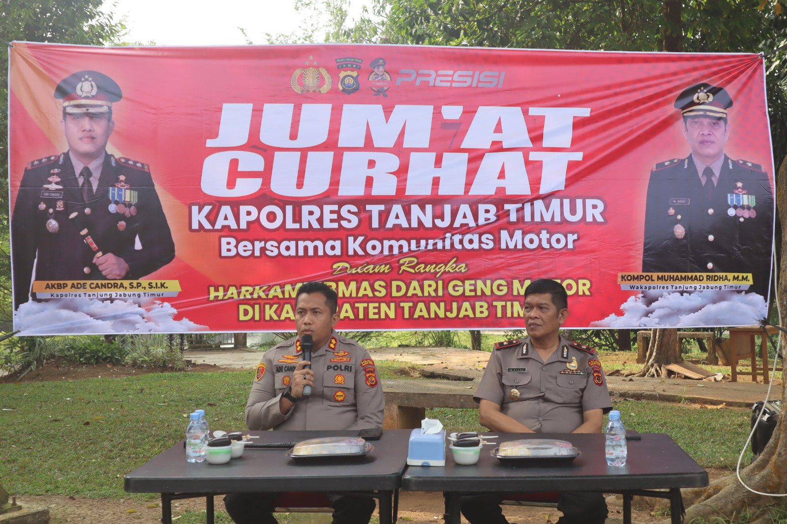 alt="Kapolres Tanjab Timur AKBP Ade Candra memberikan arahan pencegahan geng motor saat Jumat Curhat di Taman PKK"