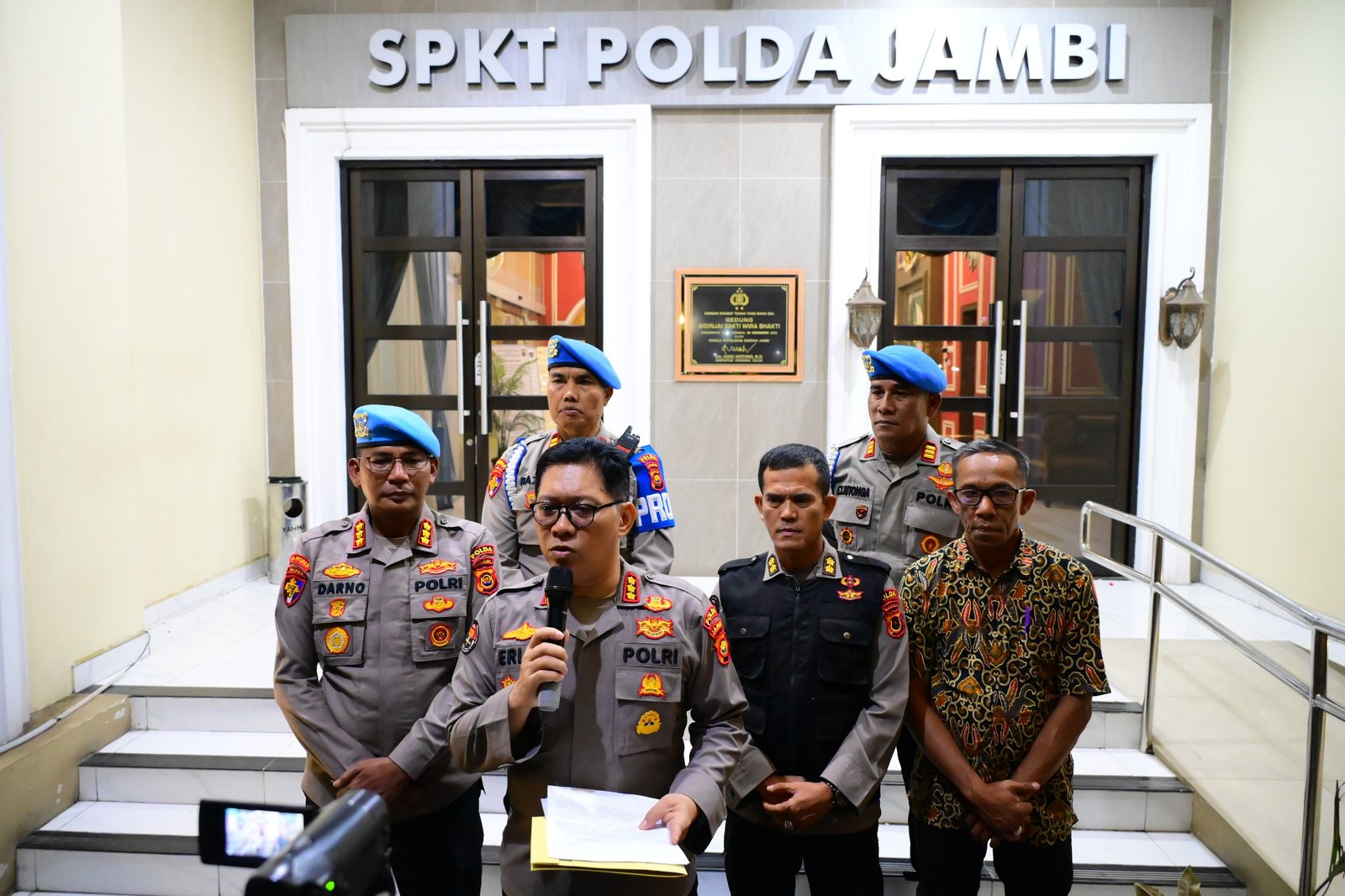 alt="Kabid Humas Polda Jambi Kombes Pol Erlan Munaji memberikan keterangan pers terkait sanksi PTDH lima oknum anggota Polri"
