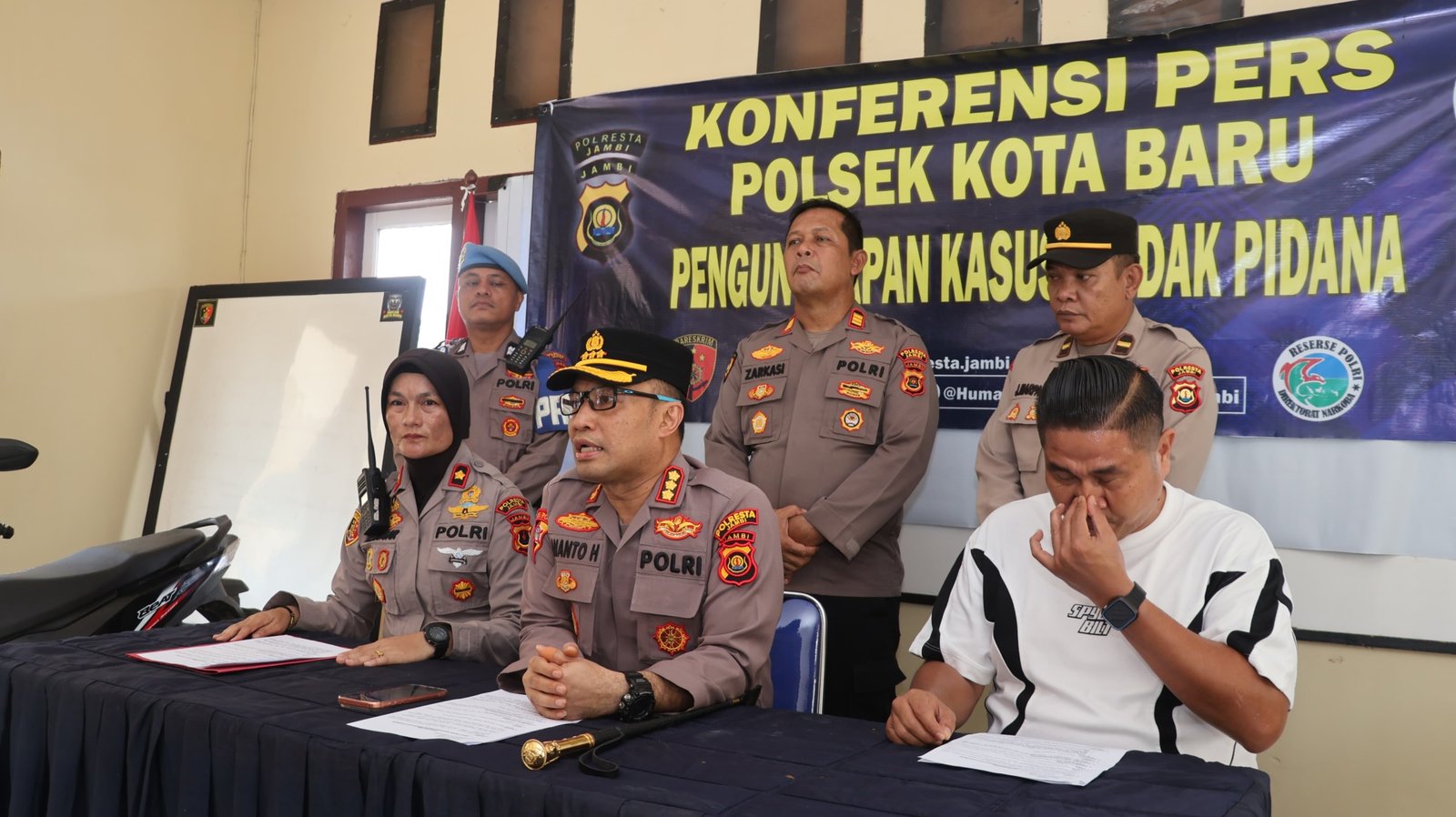alt="Kapolresta Jambi Kombes Pol Ananto Herlambang dan Kapolsek Kotabaru Kompol Helrawaty Siregar menunjukkan barang bukti curanmor"
