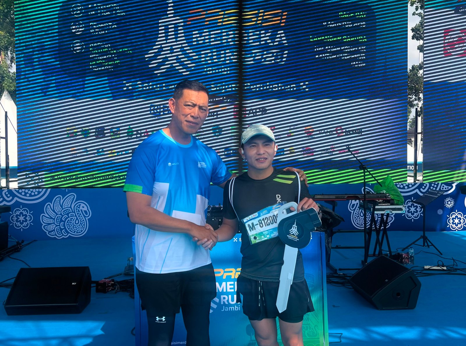 alt="Kepala BNNP Jambi Brigjen Pol Asep Saepudin menyerahkan kunci motor Honda Beat kepada pemenang doorprize"